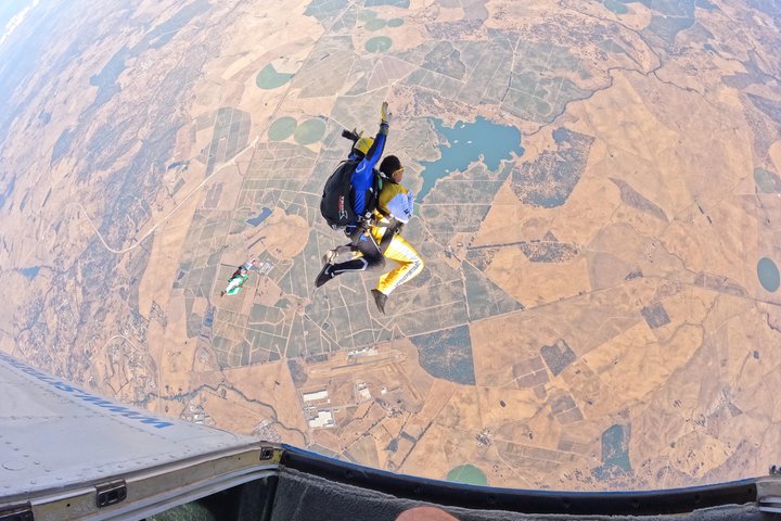 Premium fallskjermhopping Portugal 15 000 fot fritt fall nær Lisboa