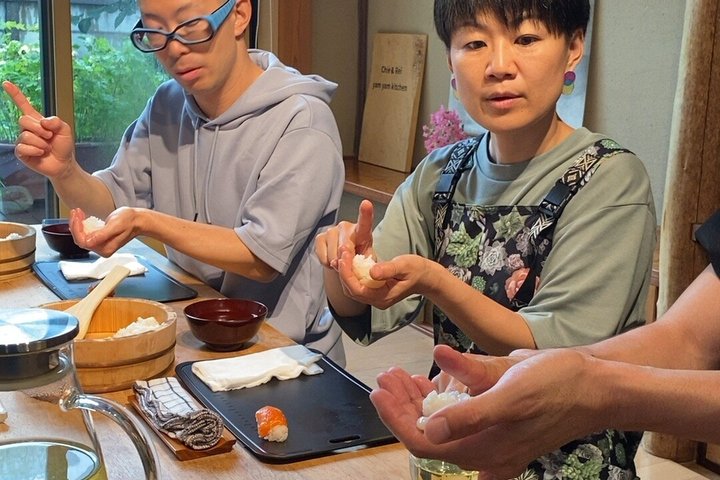 Privat sushilektion i Tokyo–6 slag, kulturhistoria och full måltid