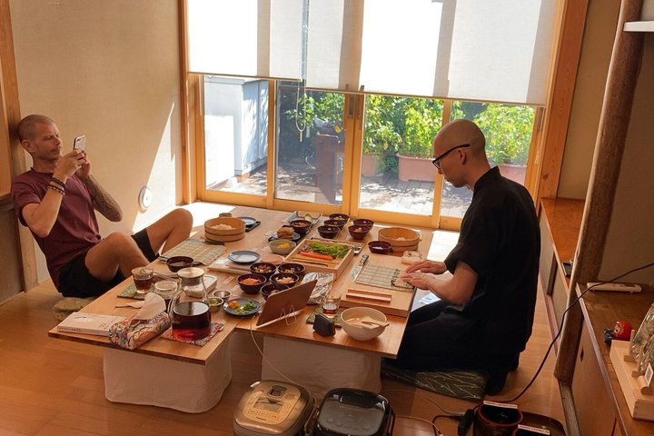 Classe de Sushi Vegan em Tóquio – 6 tipos, história cultural e refeição completa