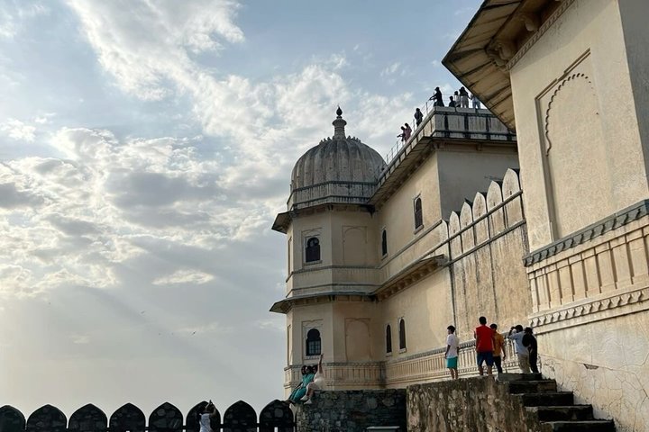 Dagstur till Kumbhalgarh & Ranakpur från Udaipur med guide och lunch