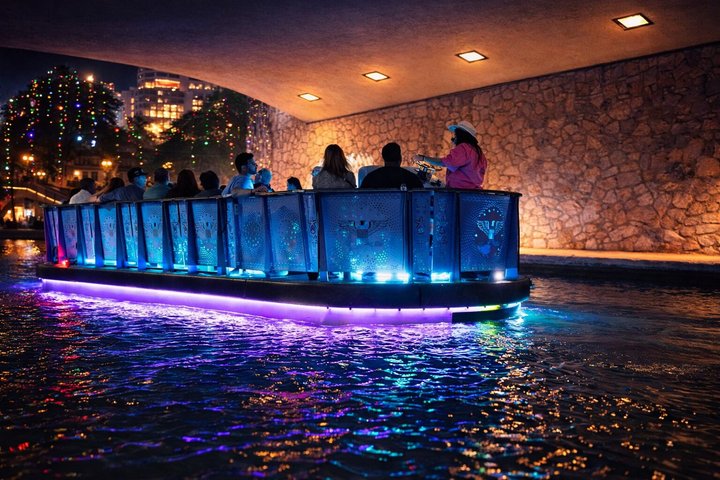 Excursión nocturna premium a San Antonio con crucero por el río