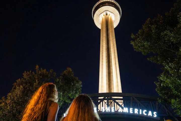 Excursión nocturna premium a San Antonio con crucero por el río