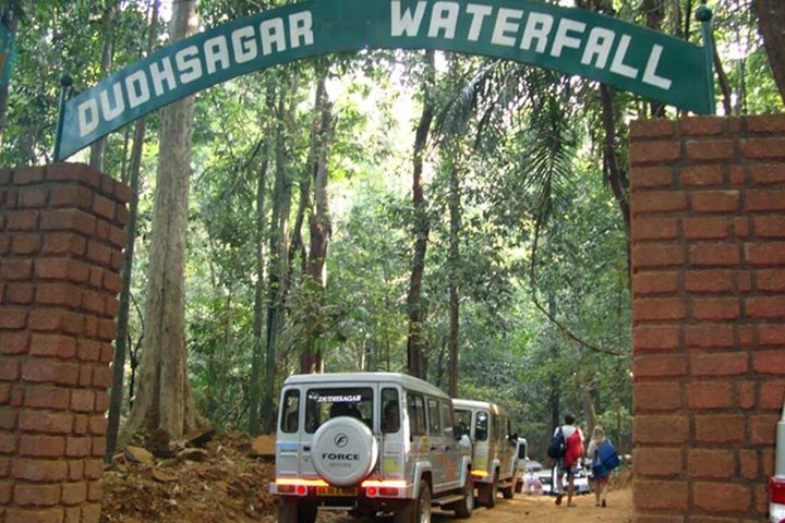Dudhsagar Waterfalls Tour Jeep Safari og Spice Plantation Besøg