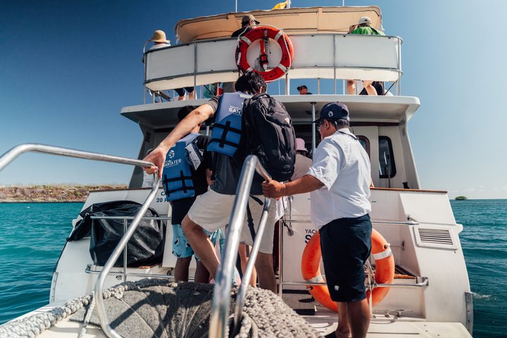 Paquete de 5 días de primera clase en Galápagos con excursiones de un día en yate