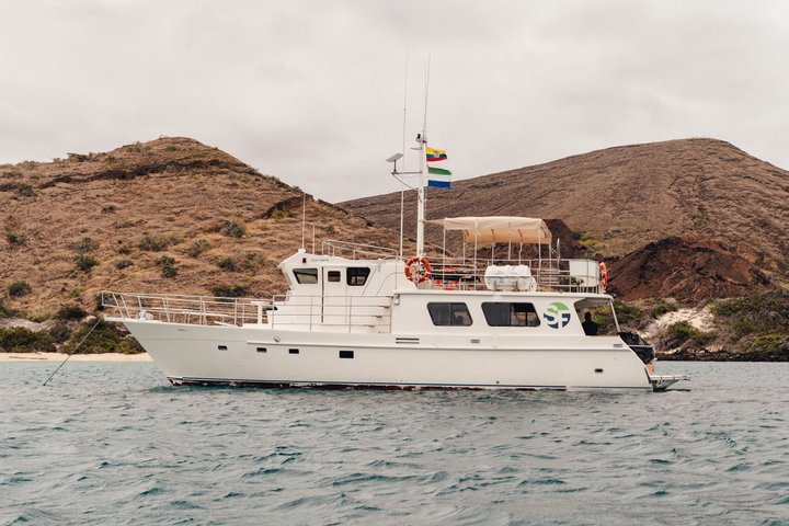 Paquete de 5 días de primera clase en Galápagos con excursiones de un día en yate