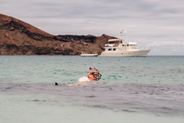 Paquete de 5 días de primera clase en Galápagos con excursiones de un día en yate