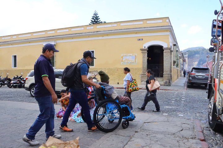 Antigua ohne Barrieren. Inklusive und Familie. Hafen Quetzal.
