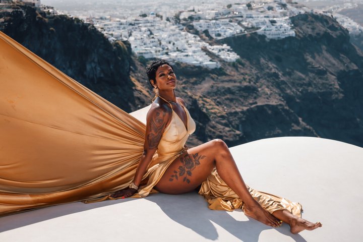 Santorini Flying Dress Experience mit Hotel Abholung und Rückgabe