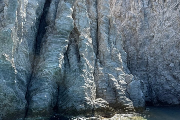 Antiparos Odyssey: Cuevas, laguna azul y encantos costeros|Excursión en barco