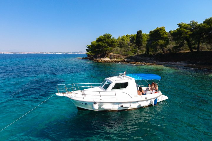 Zadar: Tour en barco en grupo pequeño con bebidas y snorkel