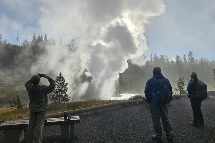 Excursão de caminhada de 6 milhas no gêiser em Yellowstone com almoço
