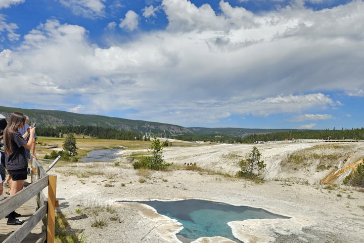 Excursão de caminhada de 6 milhas no gêiser em Yellowstone com almoço