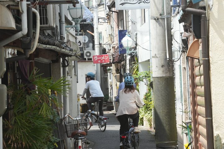 Upptäck dolda Japan Cykla den tidlösa hamnen i Onomichi