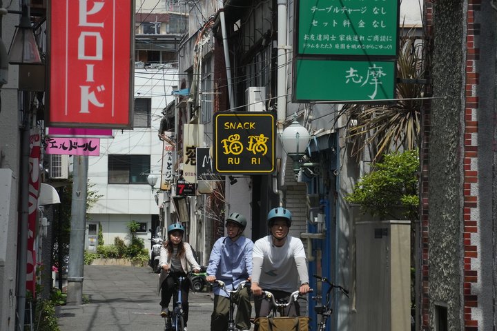 Upptäck dolda Japan Cykla den tidlösa hamnen i Onomichi