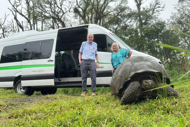 Tour durch Santa Cruz: Krater, Lavatunnel und Schildkröten