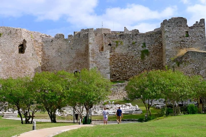 Tour Privado de 4 Horas de Patras História Cultura e Degustação de Vinhos