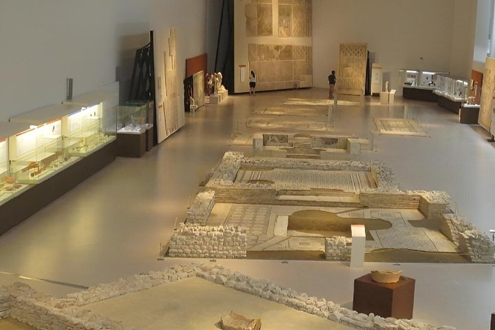 Tour Privado de 4 Horas de Patras História Cultura e Degustação de Vinhos