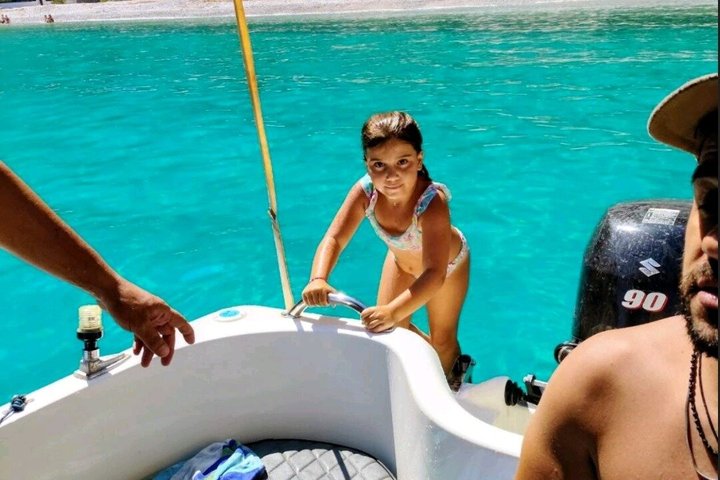 Tour privado con patrón Descubre Symi Spots en un viaje 4 horas