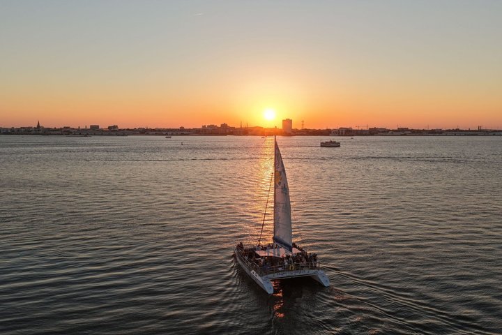 Hoteller i nærheten av Charleston Iconic Sunset Sail - Lux Catamaran w/Bar & Bad