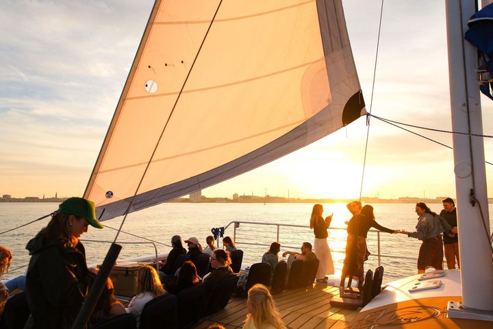 Hoteller i nærheten av Charleston Iconic Sunset Sail - Lux Catamaran w/Bar & Bad