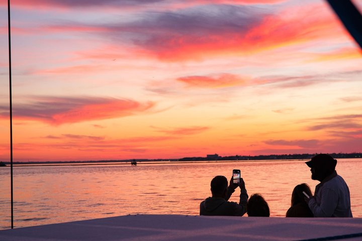 Hoteller i nærheten av Charleston Iconic Sunset Sail - Lux Catamaran w/Bar & Bad
