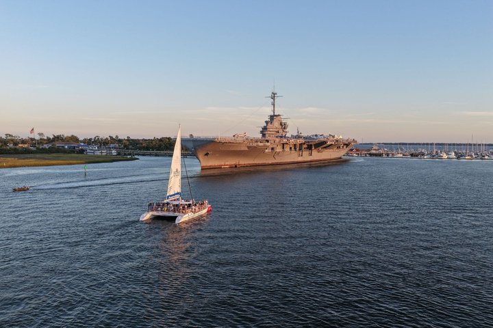 Hoteller i nærheten av Charleston Iconic Sunset Sail - Lux Catamaran w/Bar & Bad