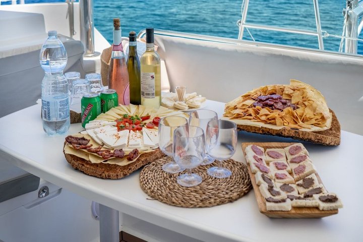 12-meters katamarantur i Maddalena-øgruppen fra Cannigione.