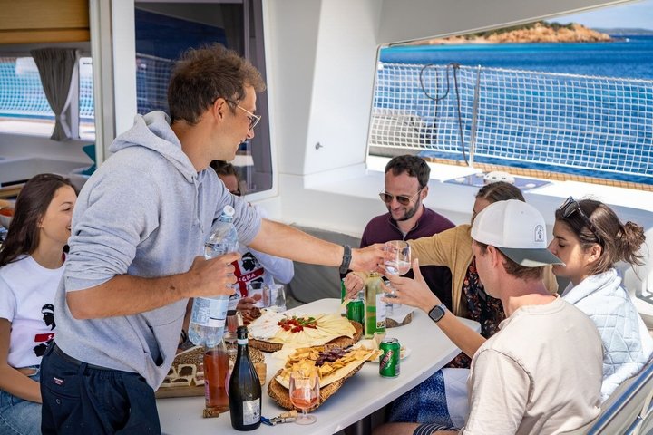 12-meters katamarantur i Maddalena-øgruppen fra Cannigione.