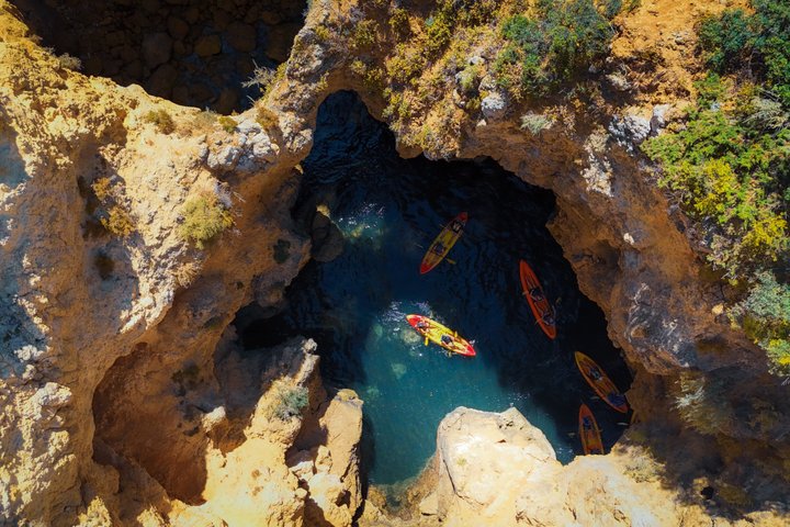 Von Lagos : Kajaktour durch die Höhlen von Ponta da Piedade mit dem Boot