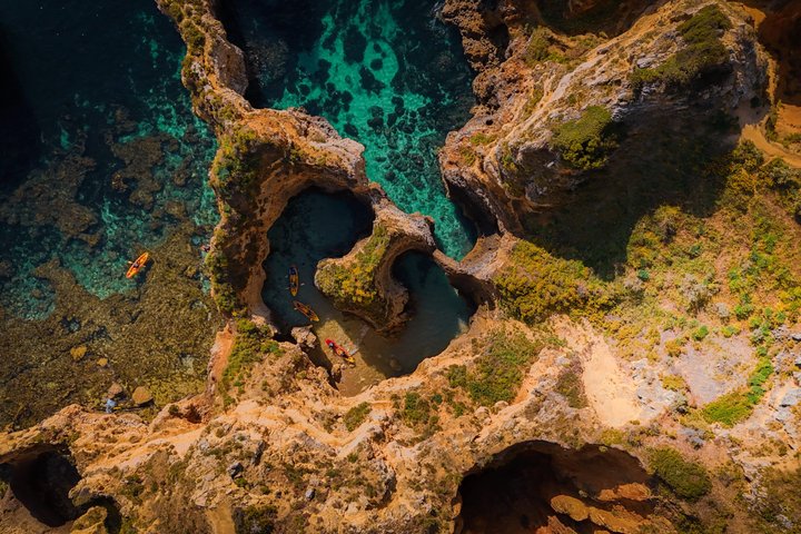 Von Lagos : Kajaktour durch die Höhlen von Ponta da Piedade mit dem Boot