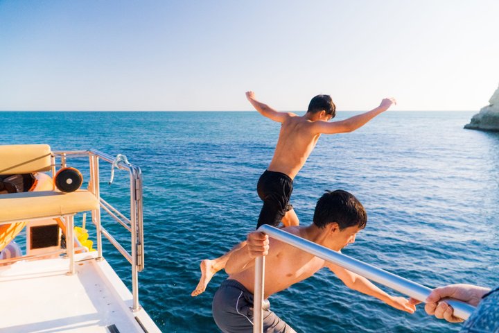 Von Lagos : Kajaktour durch die Höhlen von Ponta da Piedade mit dem Boot