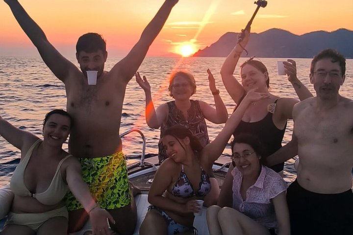 Manarola: day tours and sunset tours with aperitif on board