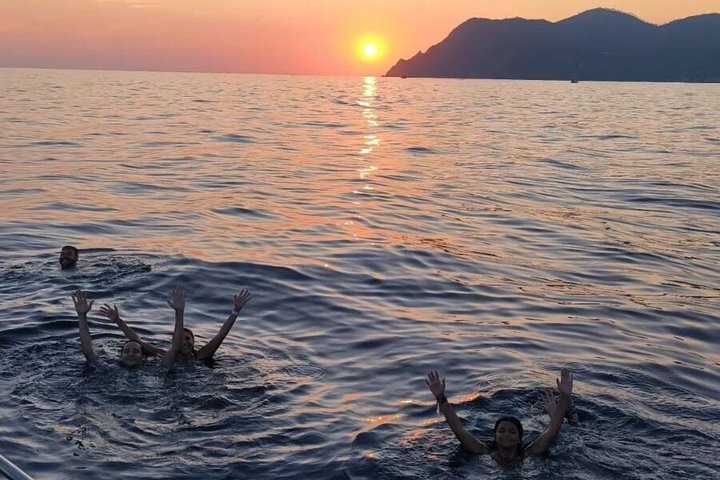 Manarola: day tours and sunset tours with aperitif on board