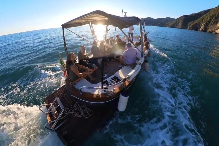 Manarola: day tours and sunset tours with aperitif on board