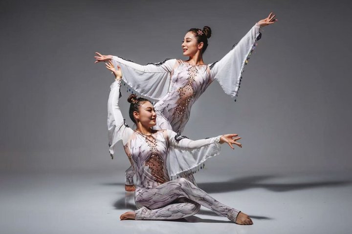 Acrobati straordinari: grande spettacolo del circo di Shanghai a Branson