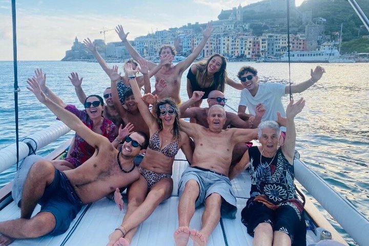 Manarola: day tours and sunset tours with aperitif on board