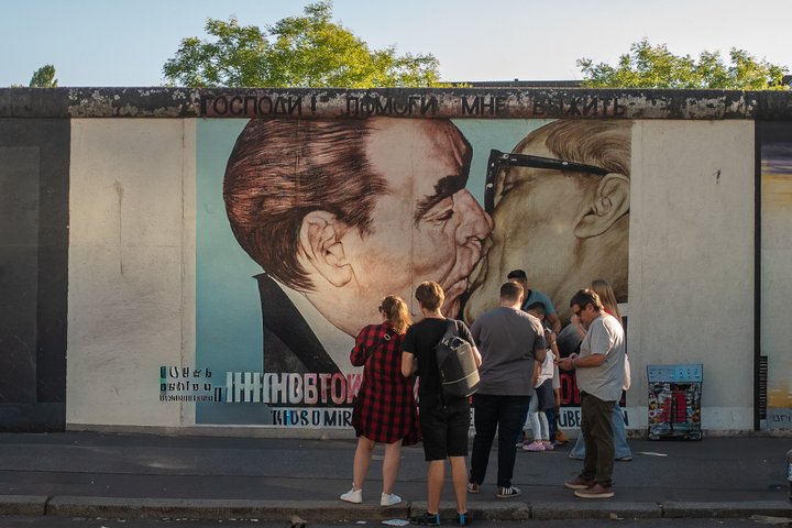 Escursione a terra a Warnemünde: tour privato dei luoghi della seconda guerra mondiale e della guerra fredda a Berlino