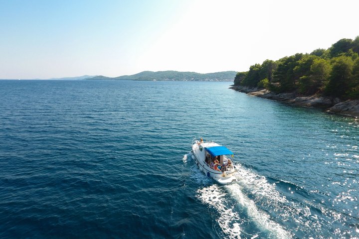 Zadar: Tour en barco en grupo pequeño con bebidas y snorkel