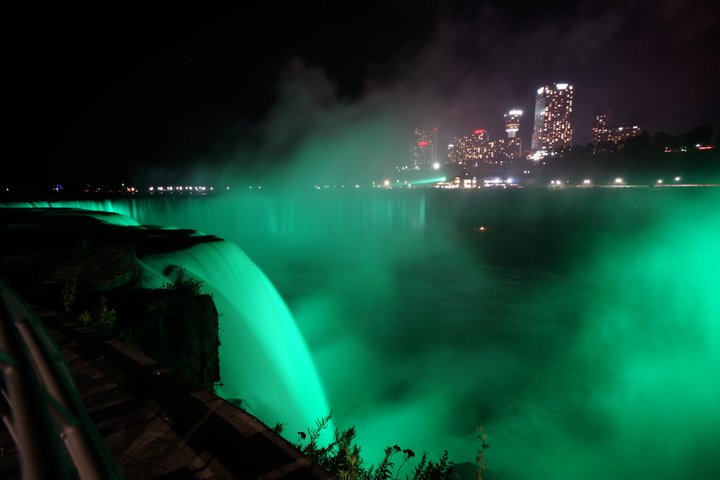 2 - Tour giornaliero delle Cascate del Niagara da D.C. w / Pernottamento nella zona delle cascate