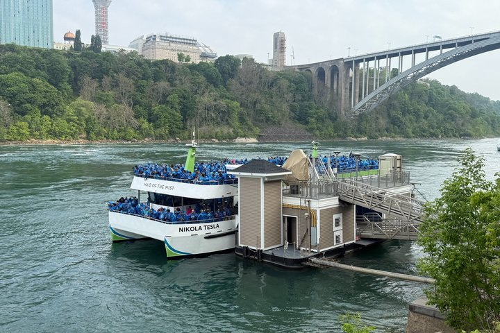 2 - Tour giornaliero delle Cascate del Niagara da D.C. w / Pernottamento nella zona delle cascate