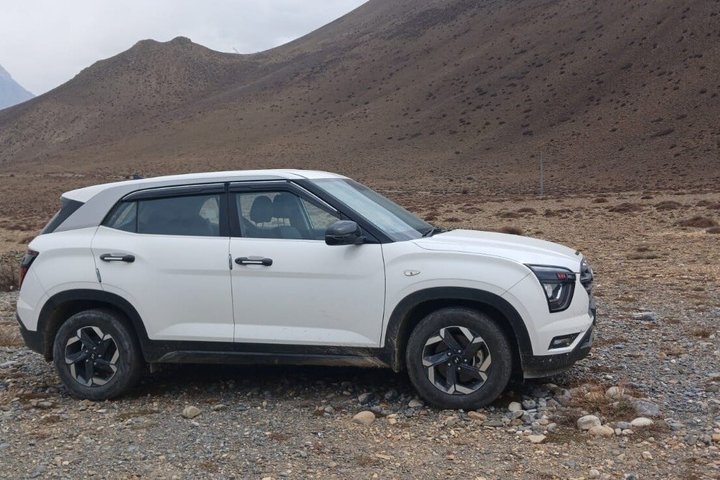 Pokhara naar Kathmandu Privétour met luxe auto en jeep