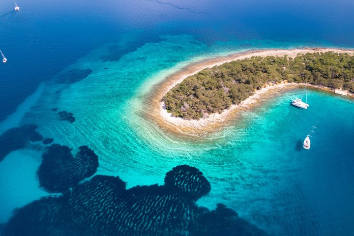 Makarska 3 - Island Speedboat Tour: Blå grottan på Hvar & Blå lagunen