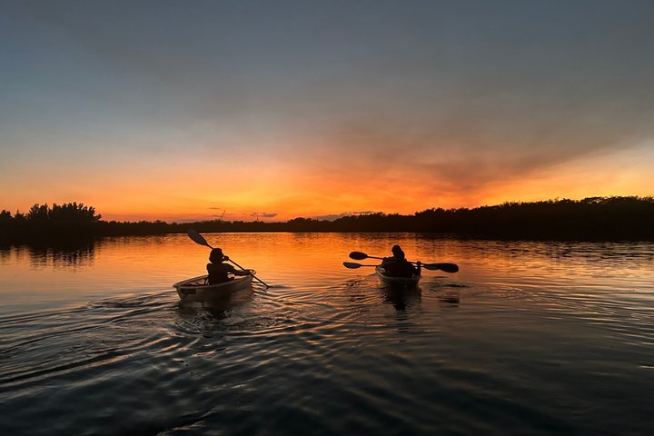 Restauranter i nærheten av Bioluminescence Clear Kayak & Paddleboard Tour