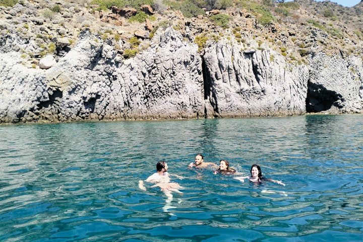 Excursion en bateau depuis Lipari entre les volcans et les paysages non contaminés 4/6 pax