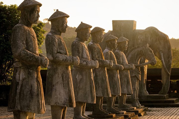 Tour della città di Hue con autista privato Itinerario flessibile e personalizzato