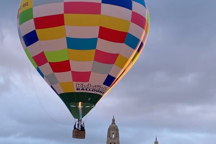 Voos exclusivos de balão de ar quente ao nascer e pôr do sol em Segóvia.