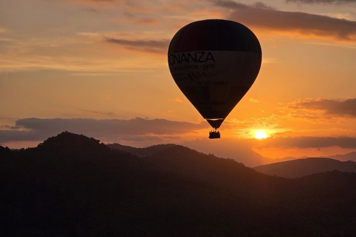 Voos exclusivos de balão de ar quente ao nascer e pôr do sol em Segóvia.