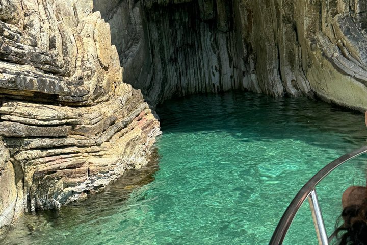 Sarandë : Excursion en bateau en petit groupe avec arrêts baignade, boissons et parasols