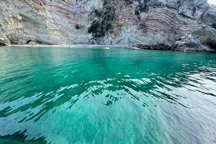 Sarandë : Excursion en bateau en petit groupe avec arrêts baignade, boissons et parasols