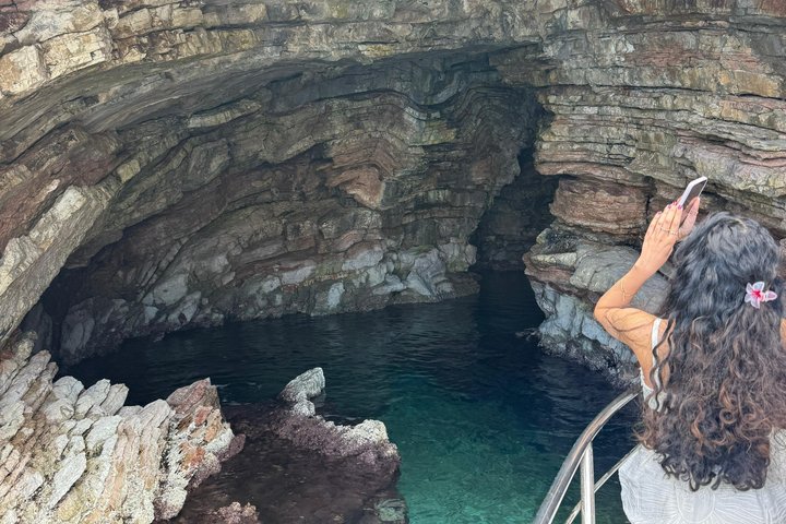 Sarandë : Excursion en bateau en petit groupe avec arrêts baignade, boissons et parasols